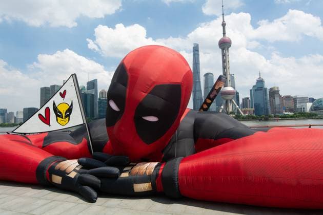 Bilder des Jahres 2024, Entertainment 07 Juli Entertainment Themen der Woche KW27 Entertainment Bilder des Tages The Large Air Balloon Of Wolverine And Deadpool In Shanghai A large figure of an air balloon featuring Wolverine and Deadpool is resting at North Bund with the Shanghai Oriental Pearl TV Tower in the background in Shanghai, China, on July 3. The 2024 new movie is starting its press tour around the world. shanghai China  Copyright: xYingxTangx originalFilename: tang-notitle240703_npQhf.jpg