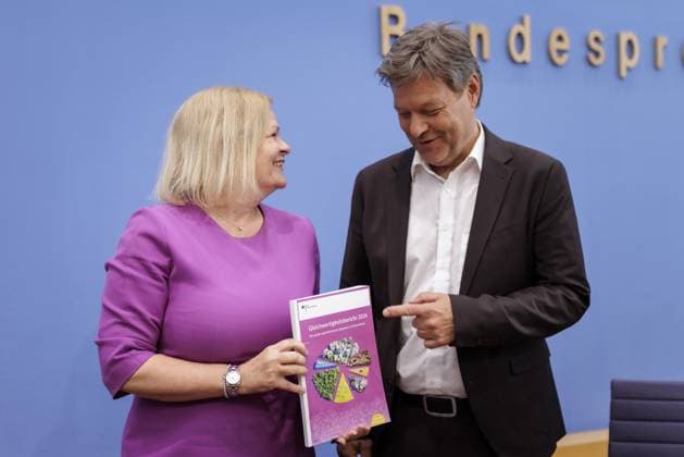 News Themen der Woche KW27 News Bilder des Tages Nancy Faeser (SPD), Bundesministerin fuer Inneres und Heimat, und Robert Habeck (Buendnis 90 Die Gruenen), Bundesminister fuer Wirtschaft und Klimaschutz und Vizekanzler, aufgenommen im Rahmen der Vorstellung des 1. Gleichwertigkeitsbericht der Bundesregierung in der Bundespressekonferenz in Berlin, 03.07.2024. Berlin Deutschland *** Nancy Faeser SPD , Federal Minister for the Interior and Home Affairs, and Robert Habeck Buendnis 90 Die Gruenen , Federal Minister for Economic Affairs and Climate Protection and Vice-Chancellor, recorded during the presentation of the 1st Equality Report of the Federal Government at the Federal Press Conference in Berlin, 03 07 2024 Berlin Germany Copyright: xKiraxHofmannxphotothek.dex