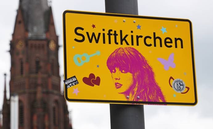 NRW, Swiftkirchen, Taylor Swift Straßenschilder in Gelsenkirchen 03.07.2024, Deutschland, NRW, Musik, Prominente, Ein Schild mit der Aufschrift Swiftkirchen statt Gelsenkirchen und einem Konterfei der Sängerin Taylor Swift, die im Juli drei Konzerte in der Arena auf Schalke gibt, Deutschland Copyright: xD.xKerlekin SnowfieldxPhotographyx SF030724TaylorD3