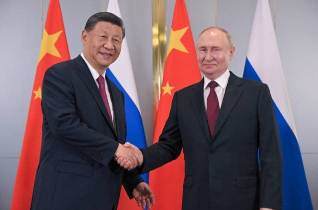 News Themen der Woche KW27 News Bilder des Tages Kazakhstan SCO Summit 8721803 03.07.2024 Russian President Vladimir Putin and Chinese President Xi Jinping shake hands as they pose for photos during their meeting on the sidelines of the Shanghai Cooperation Organisation (SCO) summit in Astana, Kazakhstan. Sergey Guneev Sputnik Astana Kazakhstan  Copyright: xSergeyxGuneevx