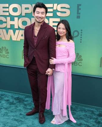 49th Annual People s Choice Awards 2024 SANTA MONICA, LOS ANGELES, CALIFORNIA, USA - FEBRUARY 18: Simu Liu and girlfriend Allison Hsu arrive at the 49th Annual People s Choice Awards 2024 held at The Barker Hangar on February 18, 2024 in Santa Monica, Los Angeles, California, United States.,  Copyright: xXavierxCollinx xAvalonx 0848339850