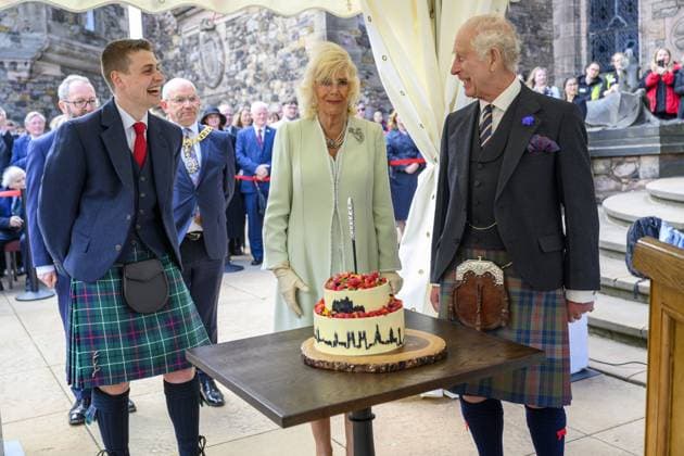 Entertainment Themen der Woche KW27 Entertainment Bilder des Tages King Charles III and Queen Camilla visit Edinburgh Castle to celebrate Edinburgh?s 900 years as a city Featuring: King Charles III, Queen Camilla Where: Edinburgh, Scotland, United Kingdom When: 03 Jul 2024 Credit: Cover Images EDITORIAL USE ONLY. NOT FOR USE BY NEWSPAPERS BASED IN THE UK. Copyright: xx coverimg53918667