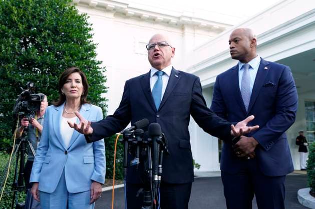News Themen der Woche KW27 News Bilder des Tages July 3, 2024, Washington, District Of Columbia, USA: Governor Tim Walz (Democrat of Minnesota), Chair of the Democratic Governors Association, center, Governor Wes Moore (Democrat of Maryland), right, and Governor Kathy Hochul (Democrat of New York), left, speak to members of the media after their meeting with US President Joe Biden at the White House in Washington on July 3, 2024 Washington USA - ZUMAs152 20240703_faa_s152_037 Copyright: xYurixGripasx-xPoolxviaxCNPx