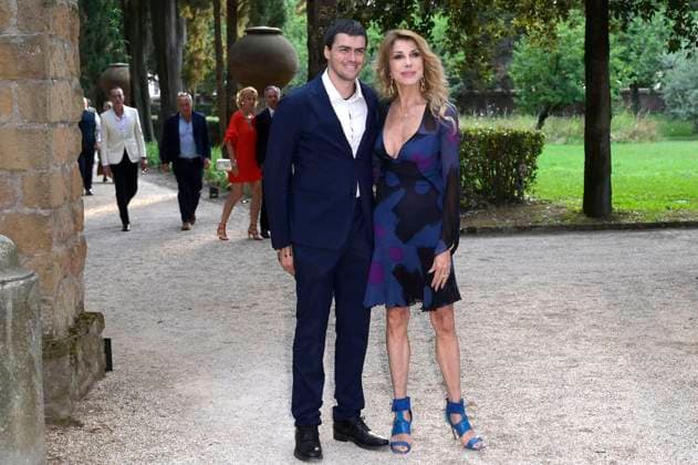 Matteo Catelli mit Mutter Gabriella Carlucci bei der 64. Verleihung der Globi d Oro 2024 in der Accademia Tedesca di Roma Villa Massimo. Rom, 03.07.2024