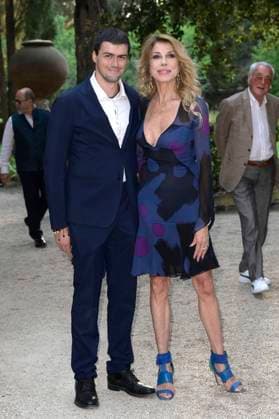 Matteo Catelli mit Mutter Gabriella Carlucci bei der 64. Verleihung der Globi d Oro 2024 in der Accademia Tedesca di Roma Villa Massimo. Rom, 03.07.2024