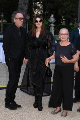Tim Burton mit Partnerin Monica Bellucci und Gast bei der 64. Verleihung der Globi d Oro 2024 in der Accademia Tedesca di Roma Villa Massimo. Rom, 03.07.2024
