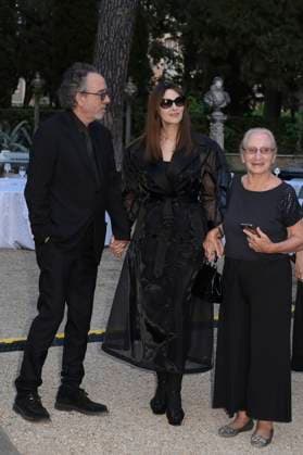 Tim Burton mit Partnerin Monica Bellucci und Gast bei der 64. Verleihung der Globi d Oro 2024 in der Accademia Tedesca di Roma Villa Massimo. Rom, 03.07.2024