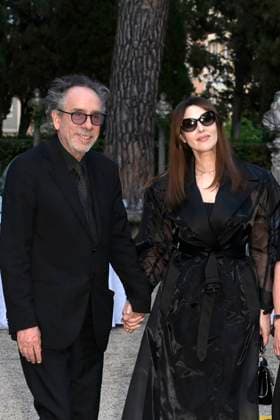 Tim Burton mit Partnerin Monica Bellucci bei der 64. Verleihung der Globi d Oro 2024 in der Accademia Tedesca di Roma Villa Massimo. Rom, 03.07.2024