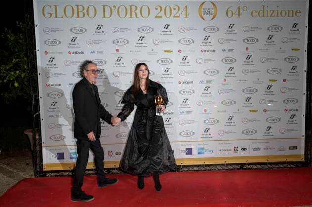 Tim Burton mit Partnerin Monica Bellucci bei der 64. Verleihung der Globi d Oro 2024 in der Accademia Tedesca di Roma Villa Massimo. Rom, 03.07.2024