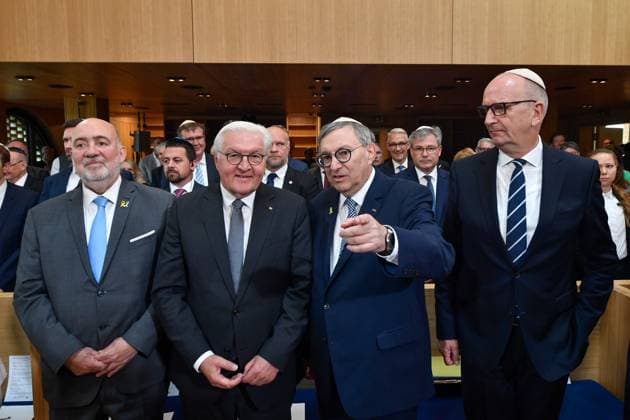 Bilder des Jahres 2024, News 07 Juli News Themen der Woche KW27 News Bilder des Tages Feierliche Einweihung am Donnerstag (04.07.2024) der Synagoge in Potsdam. (Foto v.l.: Der israelische Botschafter Ron Prosor; Bundespraesident Frank-Walter Steinmeier; Abraham Lehrer, Vorstandsvorsitzender der Zentralwohlfahrtsstelle der Juden in Deutschland und Vizepraesident des Zentralrats der Juden in Deutschland; Dietmar Woidke (SPD), Ministerpraesident des Landes Brandenburg) Fuer die Synagoge ist in den kommenden Jahren zunaechst die Zentralwohlfahrtsstelle der Juden in Deutschland verantwortlich. Danach soll sie an den Landesverband der juedischen Gemeinden uebergeben werden. Das Land Brandenburg hat die Baukosten in Hoehe von rund 17,5 Millionen Euro finanziert. Die historische Potsdamer Synagoge wurde im Zweiten Weltkrieg zerstoe Copyright: epd-bild ChristianxDitsch epd-Synagogenzentrum_Potsdam 3-kopieren