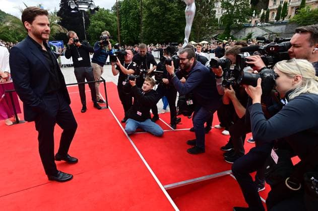 Bilder des Jahres 2024, Entertainment 07 Juli Entertainment Themen der Woche KW27 Karlovy Vary International Film Festival - Daniel Brühl erhält Preis des Präsidenten German and Spanish actor, film director and producer Daniel Bruhl, left, arrives for presentation of his film Next Door at the 58th Karlovy Vary International Film Festival, on July 4, 2024, in Karlovy Vary, Czech Republic. (CTKxPhoto SlavomirxKubes) CTKPhotoP2024070404076  CTKPhotoP2024070404076