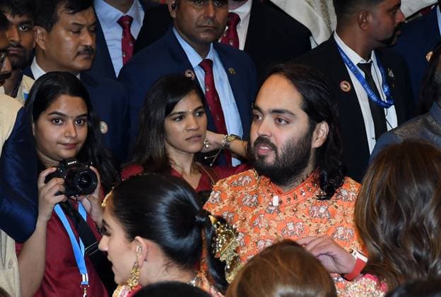 Entertainment Themen der Woche KW27 Vorfeier zur Hochzeit von Anant Ambani in Mumbai Pre wedding ceremony of Anant Ambani & Radhika Merchan in Mumbai, India - 03 Jul 2024 Anant Ambani (son of Mukesh Ambani) is seen at the Mameru (traditional ceremony in Gujarati culture) ceremony, part of his pre wedding celebration at Ambani s residence Antilia in Mumbai. Mameru also known as Mosalu (traditional ceremony in Gujarati culture) where the groom s mother s (Nita Ambani) family came to bless the couple along with gifts and offerings. The groom s maternal uncles and family presented the bride and the groom with a traditional set of gifts. Mumbai India Copyright: xAshishxVaishnavx xSOPAxImagesx AVaishnav_Pre wedding ceremony of Anant Ambani _ Radhika Merchant at Ambani_s residence in Mumba(13)