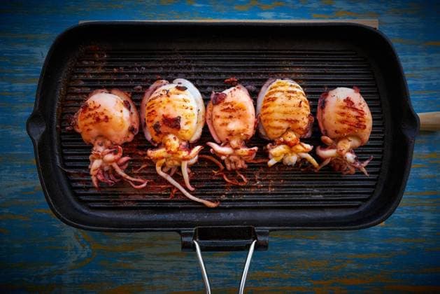 IMAGO Creative, Food, Tapas Grilled cuttlefish squid in cast iron grill on wood ,model released, Symbolfoto