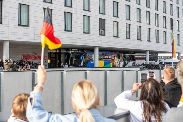 Ankunft der deutschen Fußballnationalmannschaft am Mövenpick Hotel am stuttgarter Flughafen. Copyright: xSimonxAdomatx