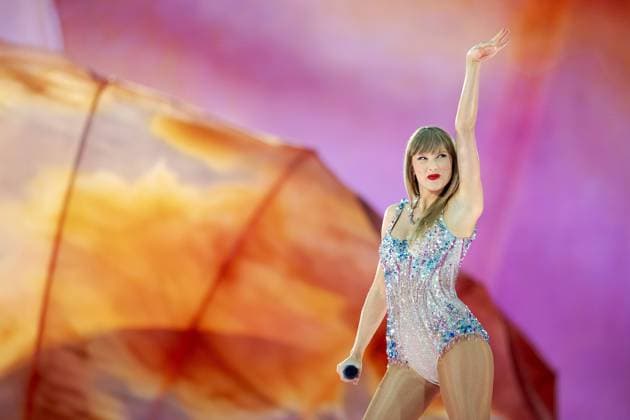Bilder des Jahres 2024, Entertainment 07 Juli Entertainment Themen der Woche KW27 Entertainment Bilder des Tages AMSTERDAM - Taylor Swift during her performance for around 55,000 people in the Johan Cruijff ArenA. The singer performed again in the Netherlands after just over nine years. ANP ROBIN VAN LONKHUIJSEN **OPMERKING VAN DE REDACTIE: Geen verkoop voor tijdschriftcovers en boekcovers** netherlands out - belgium out  Copyright: xx x502758570x originalFilename: 502758570.jpg