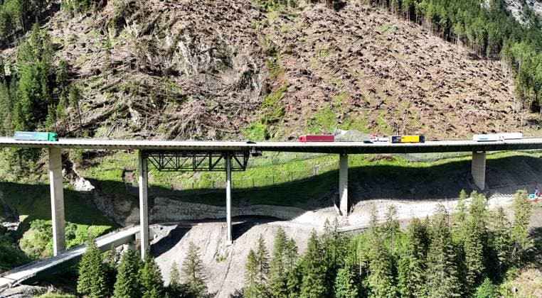 Luegbrücke, Tirol, Österreich 04. Juli 2024: Hier der Blick auf die Luegbrücke der A13 Brennerautobahn bei Gries am Brenner, welche demnächst erneuert werden muss, Stau, Chaos, Sanierung, Abriss, Neubau, Transit, Hangbrücke, Balkenbrücke, Transit, Marode *** Lueg Bridge, Tyrol, Austria 04 July 2024 Here is a view of the Lueg Bridge on the A13 Brenner highway near Gries am Brenner, which will soon have to be renewed, traffic jam, chaos, renovation, demolition, new construction, transit, slope bridge, beam bridge, transit, dilapidated