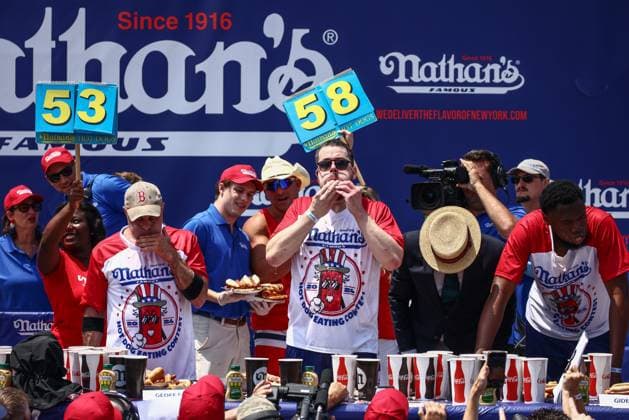 Entertainment Themen der Woche KW27 Entertainment Bilder des Tages Nathan s Annual Hot Dog Eating Contest In New York Patrick Bertoletti and other contestants attend the men s title during Nathan s Famous Hot Dogs Eating Contest which takes place annually at Coney Island on Independence Day in New York, United States on America on July 4th, 2024. New York United States  Copyright: xBeataxZawrzelx originalFilename: zawrzel-nathansa240704_npzJ3.jpg