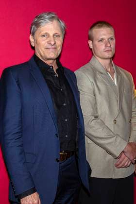 Bilder des Jahres 2024, Entertainment 07 Juli Entertainment Themen der Woche KW27 Entertainment Bilder des Tages Viggo Mortensen und Solly McLeod bei der Premiere des Kinofilms The Dead Don t Hurt auf dem 41. Filmfest München 2024 im Rio Filmpalast. München, 04.07.2024 *** Viggo Mortensen and Solly McLeod at the premiere of the feature film The Dead Don t Hurt at the 41 Filmfest München 2024 in the Rio Filmpalast Munich, 04 07 2024 Foto:xN.xKolinzx xFuturexImagex dead_4703