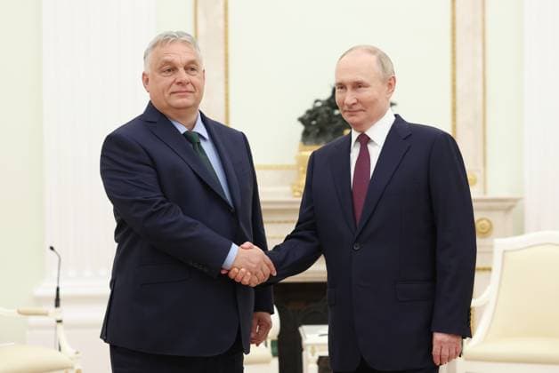 News Themen der Woche KW27 News Bilder des Tages Russia Hungary 8722866 05.07.2024 Russian President Vladimir Putin shakes hands with Hungarian Prime Minister Viktor Orban, left, during a meeting at the Kremlin, in Moscow, Russia. Valeriy Sharifulin POOL Moscow Russia  Copyright: xValeriyxSharifulinx