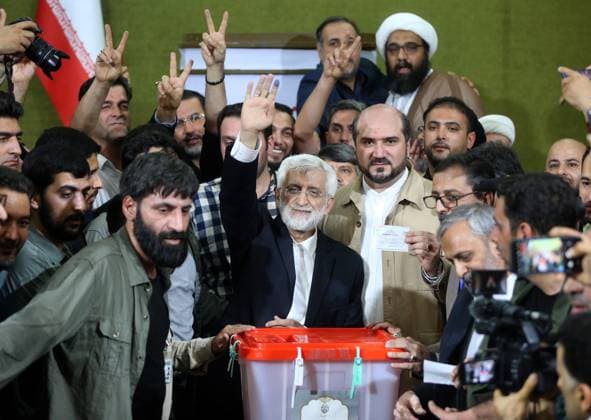 News Themen der Woche KW27 News Bilder des Tages (240705) -- TEHRAN, July 5, 2024 -- Presidential candidate Saeed Jalili (C), the former chief negotiator in the nuclear talks between Tehran and world powers, gestures at a polling station in Tehran, Iran, July 5, 2024. Voting started in a presidential runoff in Iran early Friday, in which reformist Masoud Pezeshkian and principlist Saeed Jalili race for the presidency, Iranian Interior Minister Ahmad Vahidi announced. The voting, which started at 8:00 a.m. local time (0430 GMT) and will continue until 6:00 p.m. (1430 GMT), may be extended by the Interior Ministry if necessary. (FOCUS) IRAN-TEHRAN-PRESIDENTIAL RUNOFF-VOTING ShaxDati 