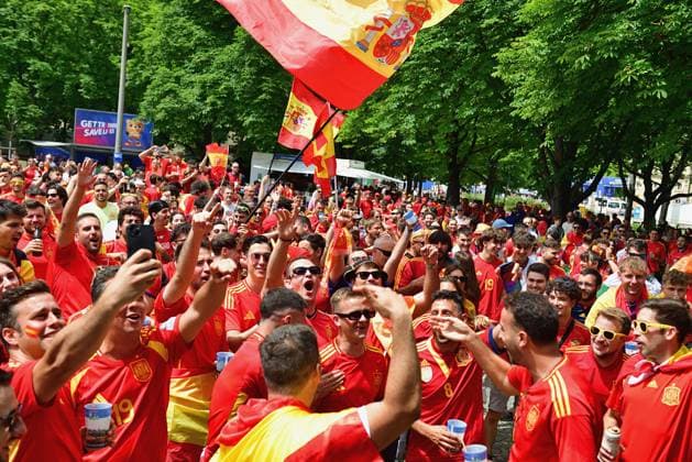 5.7.2024 Fanzone Stuttgart Die Fan Zone am Stuttgarter Schlossplatz zur Fussball Europameisterschaft 2024. Bis zu 3500 Besucher finden hier Platz. Zum heutigen Viertelfinale Spanien gegen Deutschland wird mit maximaler Besucherzahl gerechnet. Stuttgart Schlossplatz Baden Württemberg Deutschland