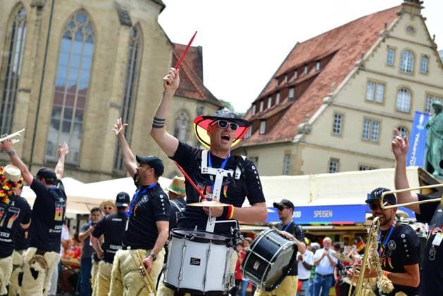 5.7.2024 Fanzone Stuttgart Die Fan Zone am Stuttgarter Schlossplatz zur Fussball Europameisterschaft 2024. Bis zu 3500 Besucher finden hier Platz. Zum heutigen Viertelfinale Spanien gegen Deutschland wird mit maximaler Besucherzahl gerechnet. Stuttgart Schlossplatz Baden Württemberg Deutschland