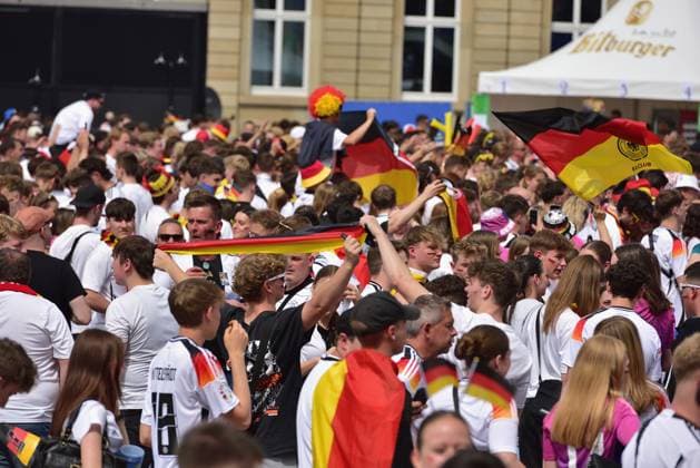 5.7.2024 Fanzone Stuttgart Die Fan Zone am Stuttgarter Schlossplatz zur Fussball Europameisterschaft 2024. Bis zu 3500 Besucher finden hier Platz. Zum heutigen Viertelfinale Spanien gegen Deutschland wird mit maximaler Besucherzahl gerechnet. Stuttgart Schlossplatz Baden Württemberg Deutschland