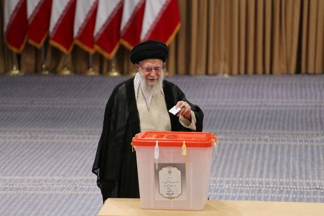 News Themen der Woche KW27 July 5, 2024, Tehran, Iran: Iranian Supreme Leader Ayatollah ALI KHAMENEI casts his vote for the presidential runoff election at Imam Khomeini Hosseinieh polling station in downtown Tehran. Iran s presidential runoff election on July 5 features reformist candidate Masoud Pezeshkian facing ultraconservative Saeed Jalili. It aims to replace the late President Ebrahim Raisi, who died in a May helicopter crash. Tehran Iran - ZUMAf146 20240705_zip_f146_031 Copyright: xRouzbehxFouladix