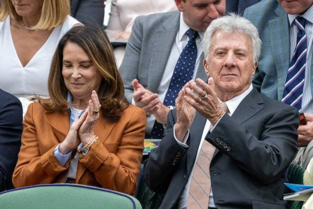 Bilder des Jahres 2024, Entertainment 07 Juli Entertainment Themen der Woche KW27 Entertainment Bilder des Tages Lisa Hoffman and Dustin Hoffman watches centre court tennis on the fifth day of the Wimbledon tennis championships held at the All England Lawn Tennis & Croquet Club Featuring: Lisa Hoffman, Dustin Hoffman Where: London, United Kingdom When: 05 Jul 2024 Credit: Ray Tang Cover Images **STRICTLY EDITORIAL USE ONLY** EDITORIAL USE ONLY. NOT FOR USE BY NEWSPAPERS BASED IN THE UK. Copyright: xx coverimg53923312