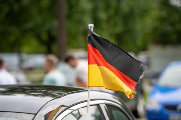 Deutschland-Fahnen an einer Scheibe an einem Auto bzw. PKW, vor dem Parkplatz einer Fanzone zum Fußballspiel der Europameisterschaft, der deutschen Nationalelf.