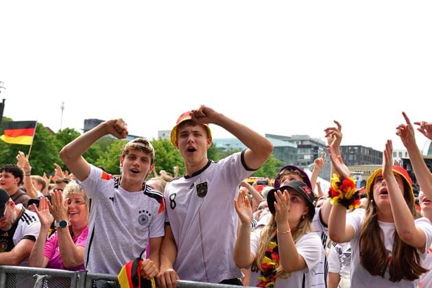 5.7.2024 Fanzone Stuttgart Die Fan Zone am Stuttgarter Schlossplatz zur Fussball Europameisterschaft 2024. Bis zu 30000 Besucher finden hier Platz. Zum heutigen Viertelfinale Spanien gegen Deutschland wird mit maximaler Besucherzahl gerechnet. Stuttgart Schlossplatz Baden Württemberg Deutschland