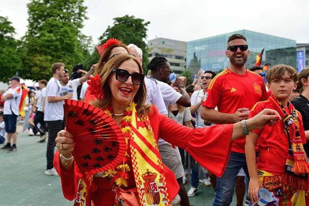 5.7.2024 Fanzone Stuttgart Die Fan Zone am Stuttgarter Schlossplatz zur Fussball Europameisterschaft 2024. Bis zu 30000 Besucher finden hier Platz. Zum heutigen Viertelfinale Spanien gegen Deutschland wird mit maximaler Besucherzahl gerechnet. Stuttgart Schlossplatz Baden Württemberg Deutschland