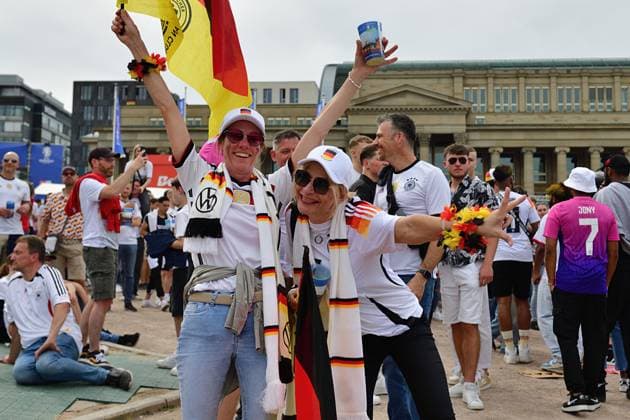5.7.2024 Fanzone Stuttgart Die Fan Zone am Stuttgarter Schlossplatz zur Fussball Europameisterschaft 2024. Bis zu 30000 Besucher finden hier Platz. Zum heutigen Viertelfinale Spanien gegen Deutschland wird mit maximaler Besucherzahl gerechnet. Stuttgart Schlossplatz Baden Württemberg Deutschland