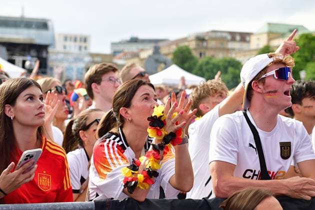 5.7.2024 Fanzone Stuttgart Die Fan Zone am Stuttgarter Schlossplatz zur Fussball Europameisterschaft 2024. Bis zu 30000 Besucher finden hier Platz. Zum heutigen Viertelfinale Spanien gegen Deutschland wird mit maximaler Besucherzahl gerechnet. Stuttgart Schlossplatz Baden Württemberg Deutschland