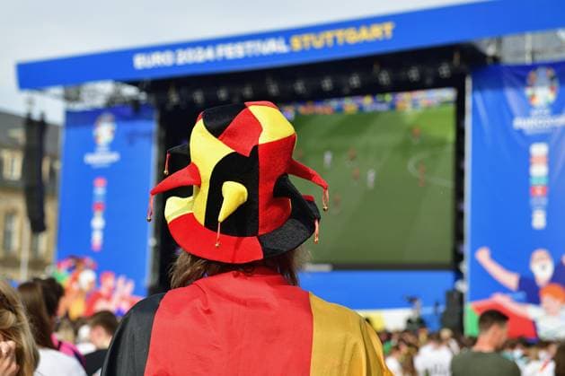 5.7.2024 Fanzone Stuttgart Die Fan Zone am Stuttgarter Schlossplatz zur Fussball Europameisterschaft 2024. Bis zu 30000 Besucher finden hier Platz. Zum heutigen Viertelfinale Spanien gegen Deutschland wird mit maximaler Besucherzahl gerechnet. Stuttgart Schlossplatz Baden Württemberg Deutschland