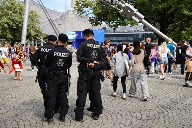 Public Viewing in der Fanzone in München im Olympiapark beim Viertelfinale der UEFA EURO 2024 Deutschland gegen Spanien. Die Polizei ist zur Sicherheit der Fußballfans vor Ort
