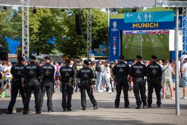 Deutsche, bayrische Polizei in der Fanzone in München im Olympiapark, bewachen die Fußball-Veranstaltung während des Fußballspiels Deutschland gegen Spanien, sodass sie schnell eingreifen können bei Konflikten und Ärger.