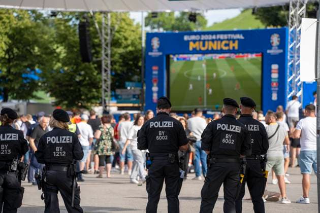 Deutsche, bayrische Polizei in der Fanzone in München im Olympiapark, bewachen die Fußball-Veranstaltung während des Fußballspiels Deutschland gegen Spanien, sodass sie schnell eingreifen können bei Konflikten und Ärger.