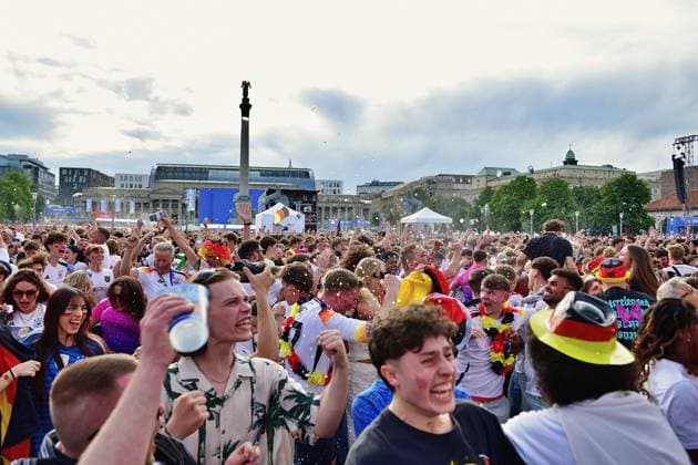 5.7.2024 Fanzone Stuttgart Die Fan Zone am Stuttgarter Schlossplatz zur Fussball Europameisterschaft 2024. Bis zu 3500 Besucher finden hier Platz. Zum heutigen Viertelfinale Spanien gegen Deutschland wird mit maximaler Besucherzahl gerechnet. Hier die Fans beim späten Ausgleichstreffer der Deutschen Mannschaft in der späten zweiten Halbzeit. Stuttgart Schlossplatz Baden Württemberg Deutschland