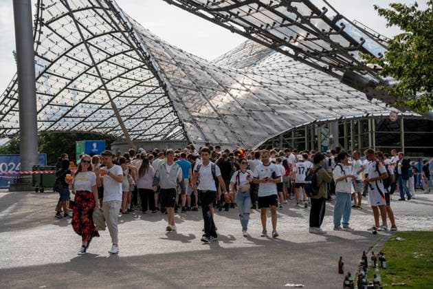 Viele Fans in Menschenmenge vor dem Olympiastadion bzw. Olympiapark am Einlass für die Fanzone zur Fußball-Europameisterschaft beim Spiel Deutschland gegen Spanien.