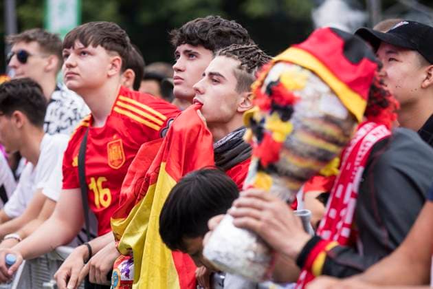 Fussball EM, Fanzone am Brandenburger Tor, Berlin, 05.07.2024 Spanische und deutsche Fussballfans nebeneinander in der ersten Reihe der Fanzone am Brandenburger Tor während des Viertelfinalspiels Deutschland-Spanien bei der Fussball EM, Berlin, 05.07.2024 Berlin Fanzone Copyright: xBenxKriemannx