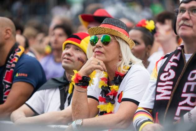 Fussball EM, Fanzone am Brandenburger Tor, Berlin, 05.07.2024 Eine Frau verfolgt das Fussballspiel auf der Fanzone am Brandenburger Tor während des Viertelfinalspiels Deutschland-Spanien bei der Fussball EM, Berlin, 05.07.2024 Berlin Fanzone Copyright: xBenxKriemannx