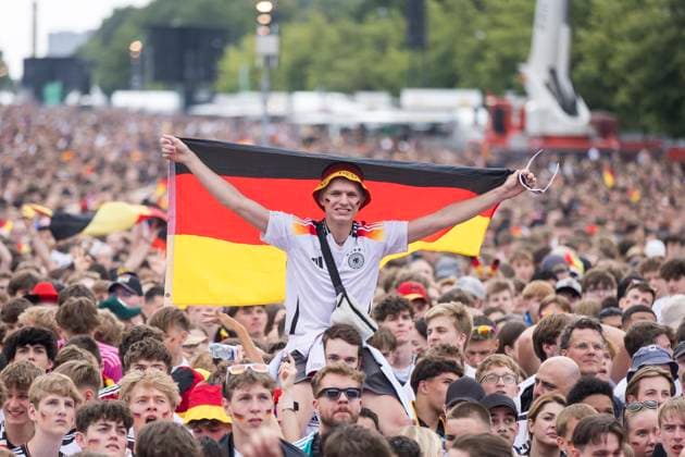 Fussball EM, Fanzone am Brandenburger Tor, Berlin, 05.07.2024 Fussballfan auf Schultern mit Deutschlandfahne auf der Fanzone am Brandenburger Tor während des Viertelfinalspiels Deutschland-Spanien bei der Fussball EM, Berlin, 05.07.2024 Berlin Fanzone Copyright: xBenxKriemannx