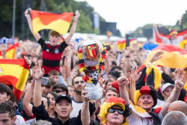 Fussball EM, Fanzone am Brandenburger Tor, Berlin, 05.07.2024 Ein selbst gebastelter Pokal auf der Fanzone am Brandenburger Tor während des Viertelfinalspiels Deutschland-Spanien bei der Fussball EM, Berlin, 05.07.2024 Berlin Fanzone Copyright: xBenxKriemannx