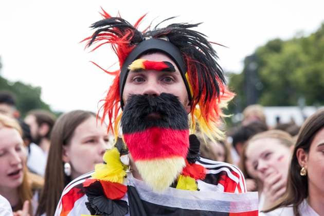 Fussball EM, Fanzone am Brandenburger Tor, Berlin, 05.07.2024 Fussballfan in Deutschland-Outfit auf der Fanzone am Brandenburger Tor während des Viertelfinalspiels Deutschland-Spanien bei der Fussball EM, Berlin, 05.07.2024 Berlin Fanzone Copyright: xBenxKriemannx