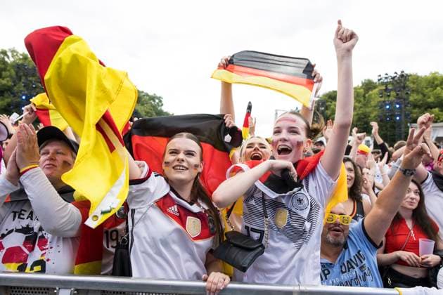 Fussball EM, Fanzone am Brandenburger Tor, Berlin, 05.07.2024 Feiernde Fussballfans auf der Fanzone am Brandenburger Tor während des Viertelfinalspiels Deutschland-Spanien bei der Fussball EM, Berlin, 05.07.2024 Berlin Fanzone Copyright: xBenxKriemannx