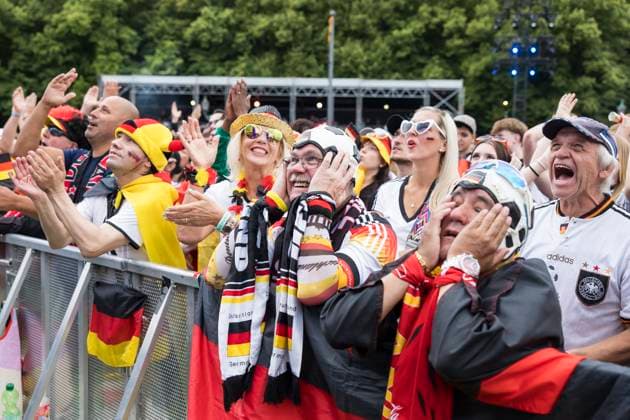 Fussball EM, Fanzone am Brandenburger Tor, Berlin, 05.07.2024 Fussballfans auf der Fanzone am Brandenburger Tor während des Viertelfinalspiels Deutschland-Spanien bei der Fussball EM, Berlin, 05.07.2024 Berlin Fanzone Copyright: xBenxKriemannx