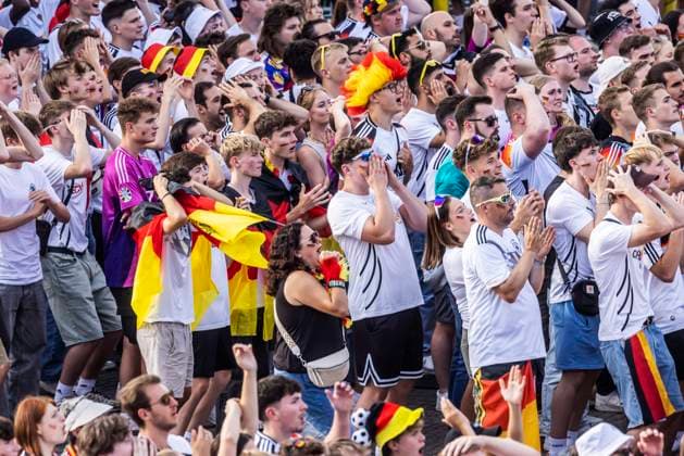 Public Viewing in Stuttgart. 30.000 Fans sehen auf dem Schlossplatz das Viertelfinale zwischen Spanien und Deutschland, das Spanien 2:1 gewinnt. UEFA-Fußball-Europameisterschaft. 05.07.2024: Stuttgart, Baden-Württemberg, Deutschland, Europa