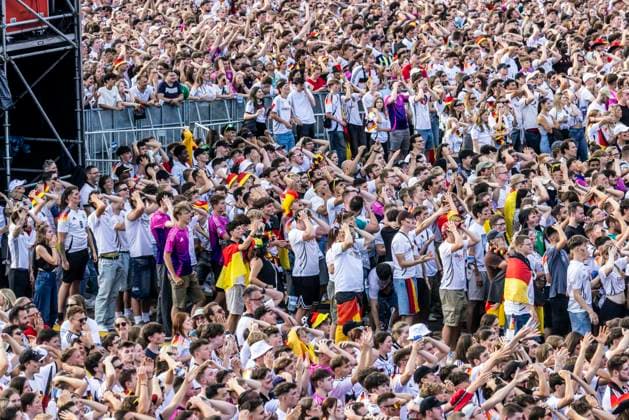 Public Viewing in Stuttgart. 30.000 Fans sehen auf dem Schlossplatz das Viertelfinale zwischen Spanien und Deutschland, das Spanien 2:1 gewinnt. UEFA-Fußball-Europameisterschaft. 05.07.2024: Stuttgart, Baden-Württemberg, Deutschland, Europa