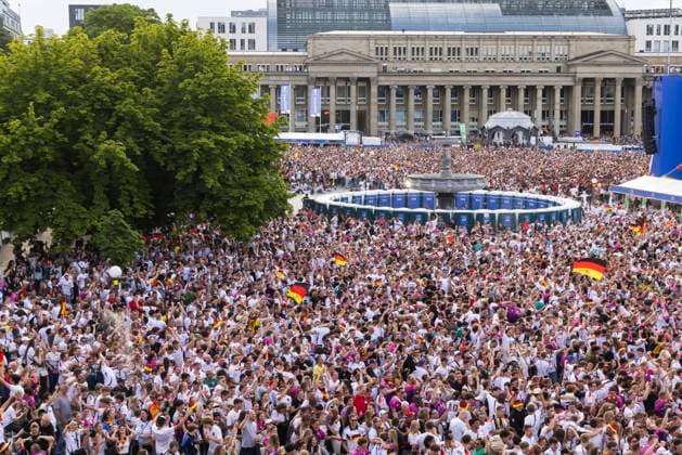 Public Viewing in Stuttgart. 30.000 Fans sehen auf dem Schlossplatz das Viertelfinale zwischen Spanien und Deutschland, das Spanien 2:1 gewinnt. UEFA-Fußball-Europameisterschaft. 05.07.2024: Stuttgart, Baden-Württemberg, Deutschland, Europa